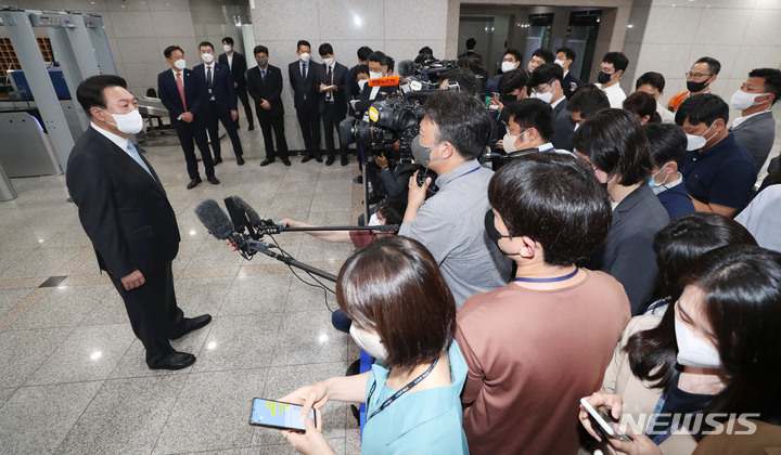 [서울=뉴시스] 홍효식 기자 = 윤석열 대통령이 취임 한달을 맞은 10일 서울 용산 대통령실 청사로 출근하며 취재진 질문에 답하고 있다. 2022.06.10. yesphoto@newsis.com