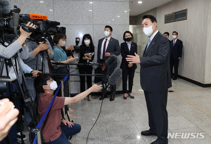 [서울=뉴시스] 홍효식 기자 = 윤석열 대통령이 취임 한달을 맞은 10일 서울 용산 대통령실 청사로 출근하며 취재진 질문에 답하고 있다. (대통령실통신사진기자단) 2022.06.10. yesphoto@newsis.com