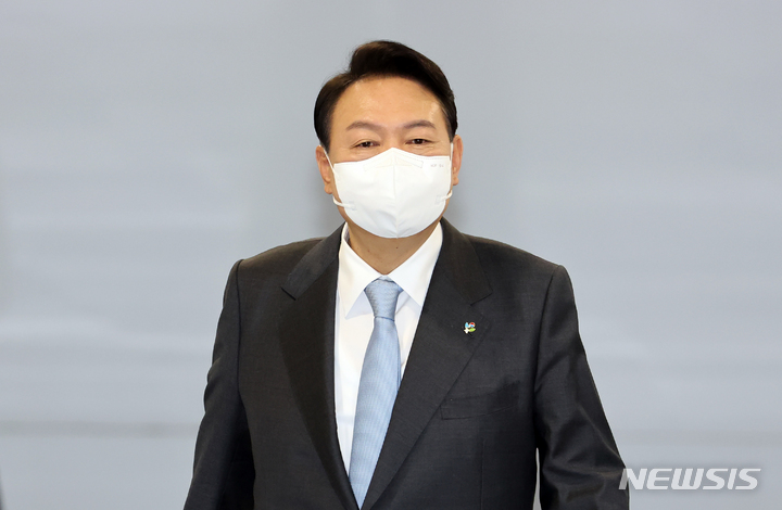 [서울=뉴시스] 홍효식 기자 = 윤석열 대통령이 취임 한달을 맞은 10일 서울 용산 대통령실 청사로 출근하고 있다. (대통령실통신사진기자단) 2022.06.10. yesphoto@newsis.com