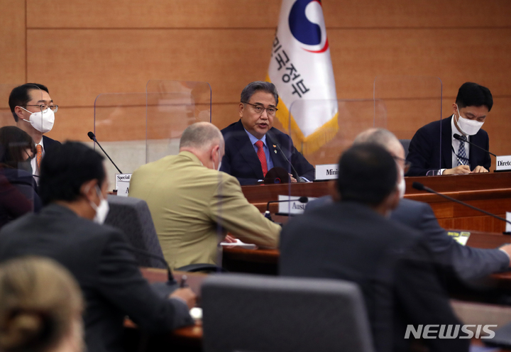 [서울=뉴시스] 고승민 기자 = 박진 외교부 장관이 10일 서울 외교부에서 열린 한반도클럽·평화클럽 행사에서 발언하고 있다. 2022.06.10. kkssmm99@newsis.com