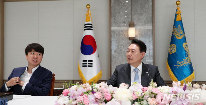 [서울=뉴시스] 홍효식 기자 = 윤석열 대통령이 10일 서울 용산 대통령실 청사 대접견실에서 열린 국민의힘 지도부 초청 오찬 간담회에서 이준석 대표와 이야기를 나누고 있다. 2022.06.10. yesphoto@newsis.com