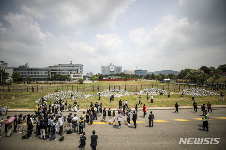 [서울=뉴시스] 정병혁 기자 = 대통령집무실 인근 용산공원이 시범개방된 10일 오전 서울 용산구 용산공원을 찾은 시민들이 공원을 둘러보고 있다. 용산공원은 오는 19일까지  오전 9시부터 저녁 7시까지 매일 5차례로 나눠 1차례에 500명씩 하루 2500명의 관람객을 받는다. 2022.06.10. jhope@newsis.com