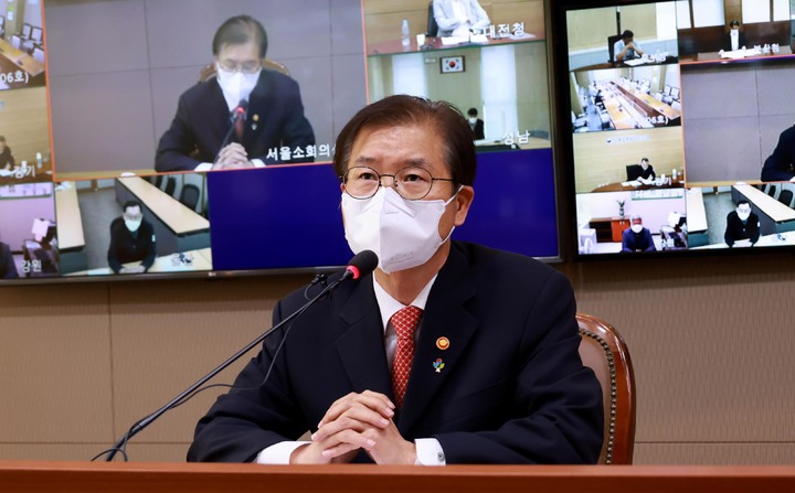 [서울=뉴시스] 이정식 고용노동부 장관이 10일 서울 중구 서울고용노동청에서 노동동향 점검회의를 주재하고 있다. (사진=고용노동부 제공) 2022.06.10. photo@newsis.com *재판매 및 DB 금지