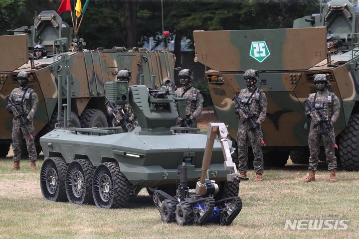 [양주=뉴시스] 사진공동취재단 = 10일 경기 양주시 25사단 사령부 일대에서 열린 아미 타이거 시범여단전투단 선포식에서 장병들이 유·무인 전투체계 중 무인 수색 차량을 선보이고 있다. 2022.06.10. photo@newsis.com