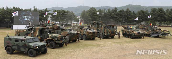 [양주=뉴시스] 사진공동취재단 = 10일 경기 양주시 25사단 사령부 일대에서 열린 아미 타이거 시범여단전투단 선포식에서 장병들이 소형전술차량을 비롯한 신규 무기체계 7종의 명명식을 진행하고 있다. 2022.06.10. photo@newsis.com