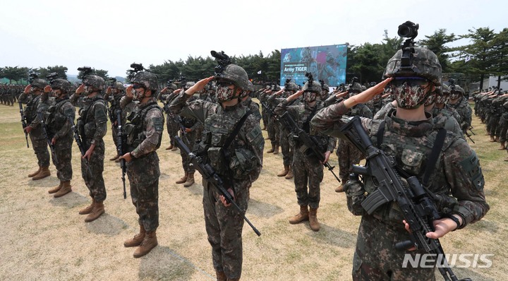 [양주=뉴시스] 사진공동취재단 = 10일 경기 양주시 25사단 사령부 일대에서 열린 아미 타이거 시범여단전투단 선포식에서 장병들이 경례하고 있다. 2022.06.10. photo@newsis.com
