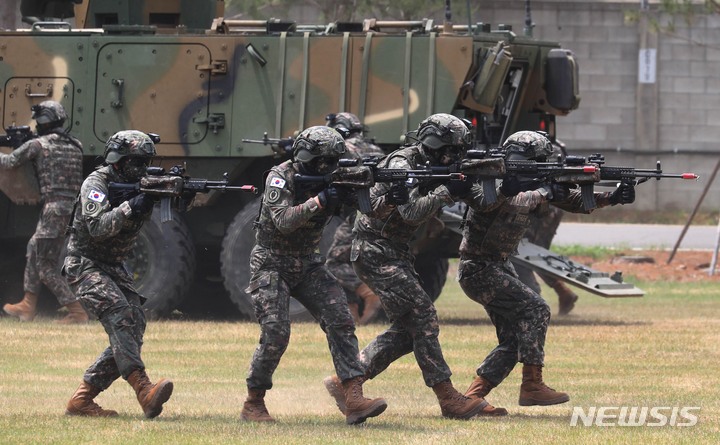 [양주=뉴시스] 사진공동취재단 = 10일 경기 양주시 25사단 사령부 일대에서 열린 아미 타이거 시범여단전투단 선포식에서 장병들이 유·무인 전투체계 전투수행 시연을 하고 있다. 2022.06.10. photo@newsis.com