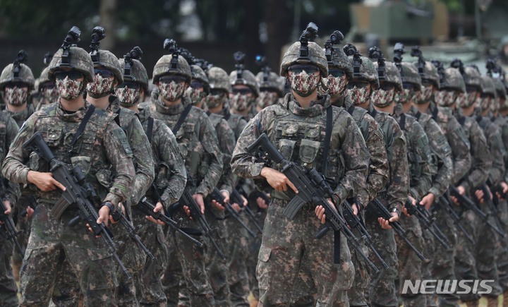 [양주=뉴시스] 사진공동취재단 = 10일 경기 양주시 25사단 사령부 일대에서 열린 아미 타이거 시범여단전투단 선포식에서 장병들이 유·무인 전투체계 시연에 앞서 연병장에 도열해 있다. 2022.06.10. photo@newsis.com