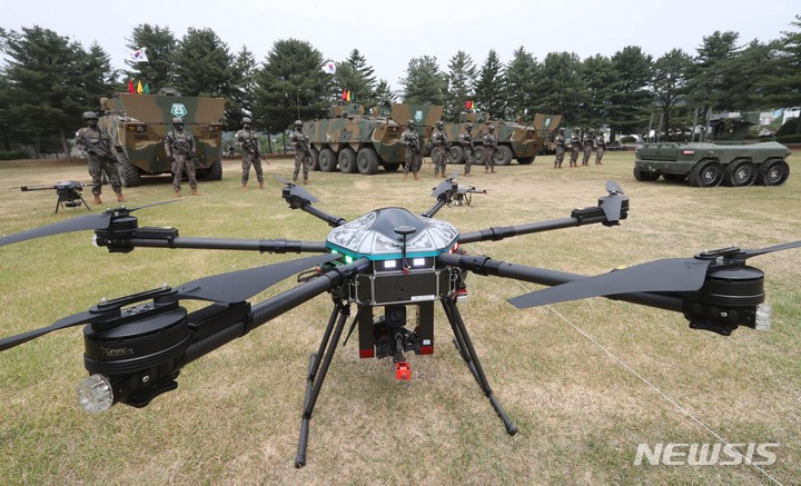[양주=뉴시스] 사진공동취재단 = 10일 경기 양주시 25사단 사령부 일대에서 열린 아미 타이거 시범여단전투단 선포식에서 장병들이 유·무인 전투체계 중 공격 드론을 선보이고 있다. 2022.06.10. photo@newsis.com