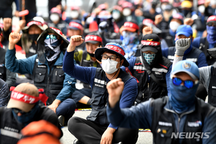 [광주=뉴시스] 이영주 기자 = 10일 오후 광주 서구 기아자동차 제1공장 남문에서 민주노총 공공운수노조 화물연대 광주본부 소속 화물운수 노동자들이 총파업 승리 결의대회에 참석하고 있다. 2022.06.10. leeyj2578@newsis.com