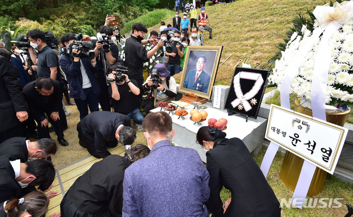 [대구=뉴시스] 이무열 기자 = 10일 오후 대구 달성군 송해기념관 옆 묘역에서 전국노래자랑 MC 故 송해(95)의 추도식이 진행되고 있다. 묘역 옆에는 2018년 1월 별세한 부인 석옥이 여사가 안치돼 있다. 2022.06.10. lmy@newsis.com