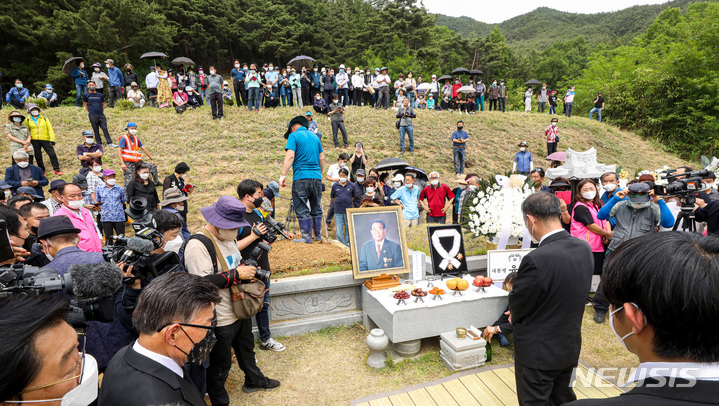 [대구=뉴시스] 이무열 기자 = 10일 오후 대구 달성군 송해기념관 옆 묘역에서 전국노래자랑 MC 故 송해(95)의 추도식이 진행되고 있다. 묘역 옆에는 2018년 1월 별세한 부인 석옥이 여사가 안치돼 있다. 2022.06.10. lmy@newsis.com