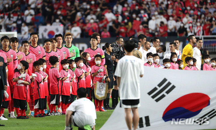 [서울=뉴시스] 백동현 기자 = 10일 오후 경기 수원시 수원월드컵경기장에서 열린 하나은행 초청 축구 국가대표팀 평가전 대한민국과 파라과이 경기, 선수들이 국기에 대한 경례하고 있다. 2022.06.10. livertrent@newsis.com