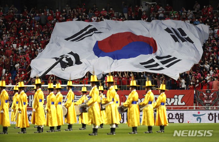 [수원=뉴시스] 정병혁 기자 = 10일 오후 경기 수원시 수원월드컵경기장에서 열린 하나은행 초청 축구 국가대표팀 평가전 대한민국과 파라과이 경기에 태극기가 펄럭이고 있다. 2022.06.10. jhope@newsis.com