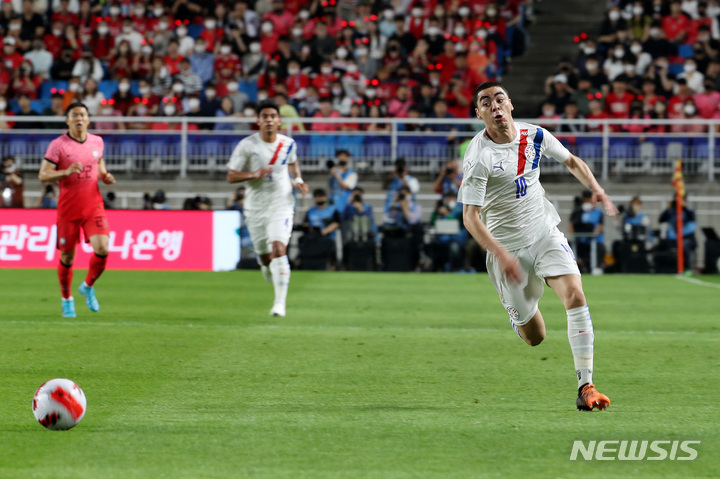 [서울=뉴시스] 백동현 기자 = 10일 오후 경기 수원시 수원월드컵경기장에서 열린 하나은행 초청 축구 국가대표팀 평가전 대한민국과 파라과이 경기, 파라과이 미구엘 알미론이 역주하고 있다. 2022.06.10. livertrent@newsis.com