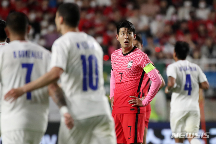 [수원=뉴시스] 조성우 기자 = 지난 2022년 6월10일 오후 경기 수원시 수원월드컵경기장에서 열린 하나은행 초청 축구 국가대표팀 평가전 대한민국과 파라과이 경기 후반전, 한국 손흥민이 파라과이 미구엘 알미론(10번)에게 두 번째 골을 허용한 뒤 아쉬운 표정을 짓고 있다. 2022.06.10. xconfind@newsis.com
