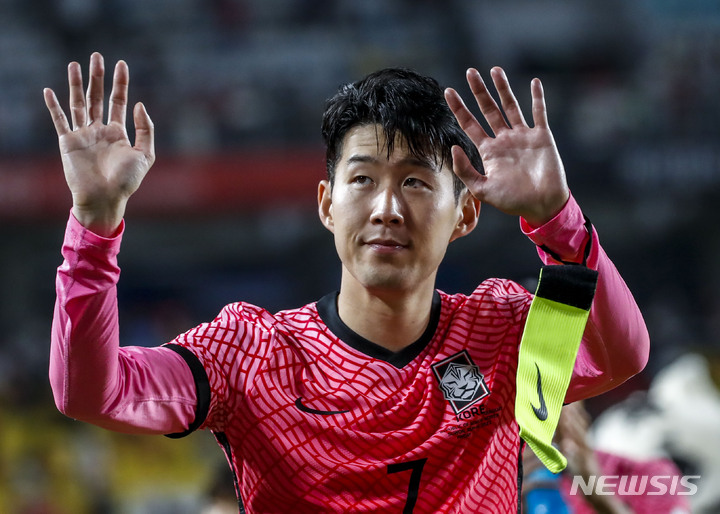 [수원=뉴시스] 정병혁 기자 = 10일 오후 경기 수원시 수원월드컵경기장에서 열린 하나은행 초청 축구 국가대표팀 평가전 대한민국과 파라과이 경기, 2대2로 비긴 대한민국 손흥민이 그라운드를 돌며 관중들에게 인사하고 있다. 2022.06.10. jhope@newsis.com