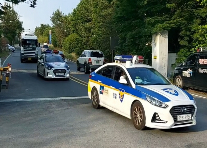 [울산=뉴시스]물류를 수송하는 화물차량 에스코트를 지원하고 있는 울산경찰청 순찰차 (사진=울산경찰청 제공) photo@newsis.com *재판매 및 DB 금지