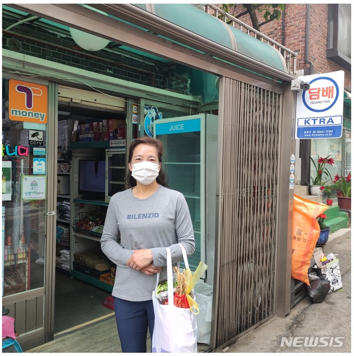 폐현수막 장바구니로 장을 본 유선영 씨(사진 과천시 제공).