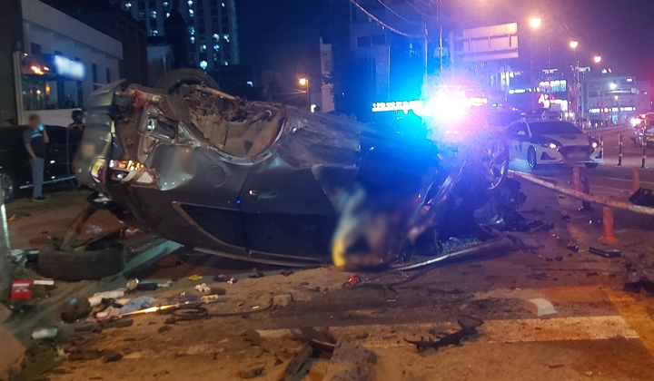 [청주=뉴시스] 조성현 기자 = 11일 오후 8시58분께 충북 청주시 흥덕구 강서동 한 도로에서 경찰차와 SUV 차량이 부딪쳤다. 이 사고로 SUV 차량이 전복됐다. (사진=청주서부소방서 제공) 2022.06.11. photo@newsis.com *재판매 및 DB 금지