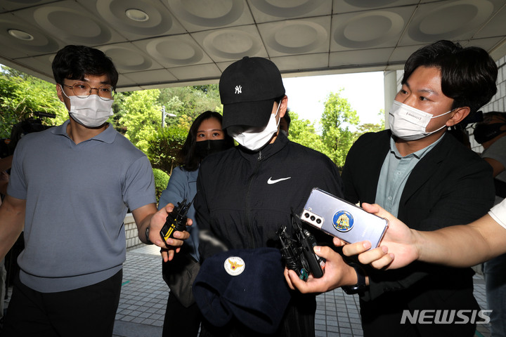 [서울=뉴시스] 백동현 기자 = 지난 11일 오전 서울 서초구 서울중앙지법에서 생활비 문제로 다투다 흉기를 휘둘러 40대 남편을 살해한 혐의를 받는 20대 여성 A씨가 영장실질심사를 받기 위해 법정으로 들어가고 있다. 2022.06.11. livertrent@newsis.com