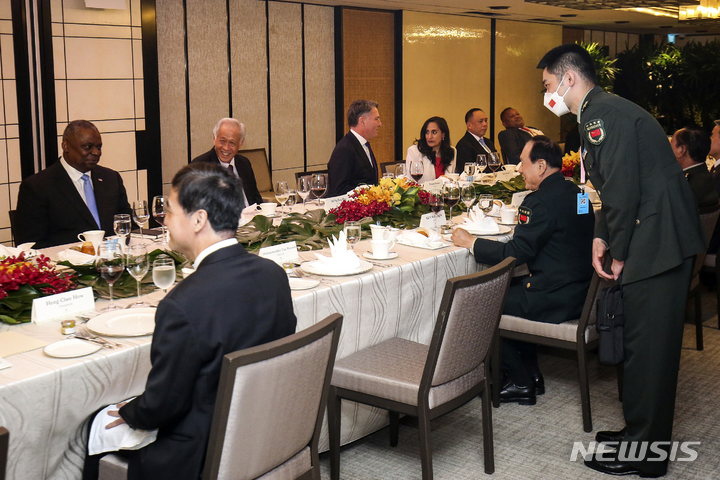 [싱가포르=AP/뉴시스]웨이펑허 중국 국방부장(가운데 오른쪽)과 로이드 오스틴 미 국방장관(왼쪽)이 11일(현지시간) 싱가포르 샹그리라 대화 참석 도중 양자회담을 하고 있다. 2022.06.11