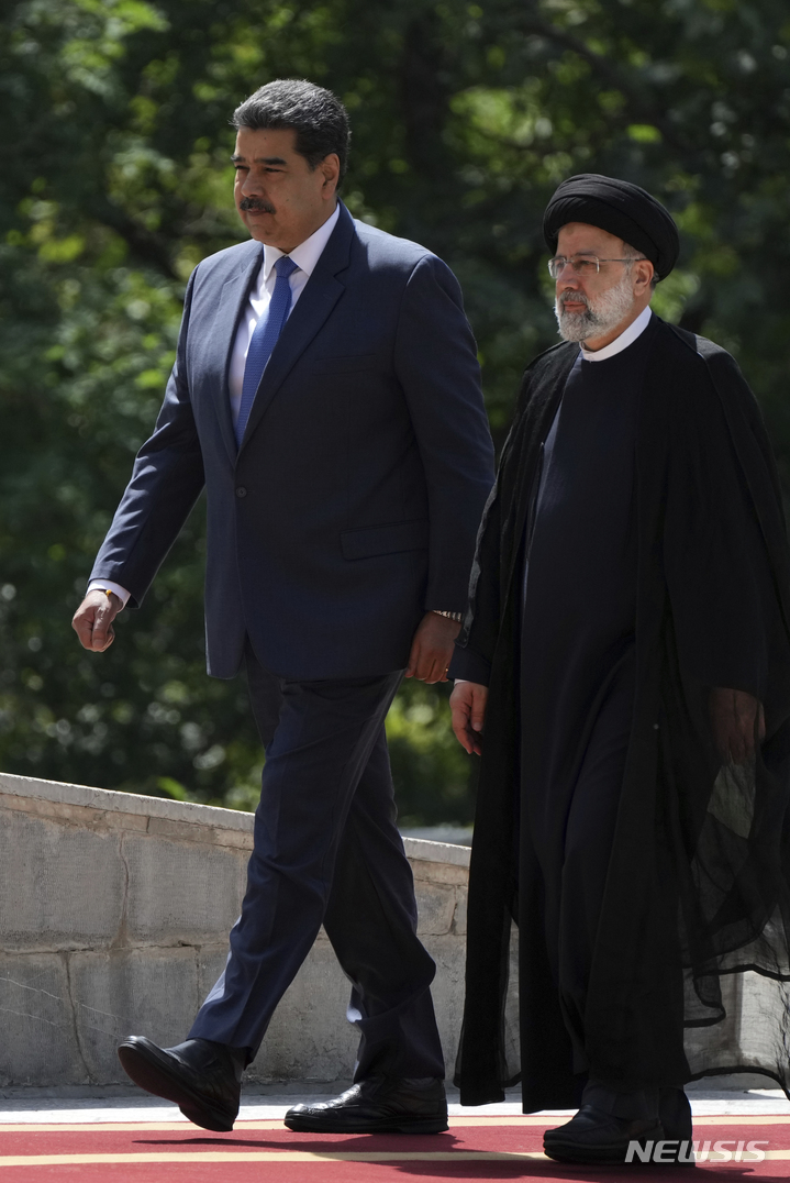 [테헤란(이란) =AP/뉴시스] 니콜라스마두로 베네수엘라 대통령이 11일 테헤란의 사다바드궁에서 에브라힘 라이시 이란대통령의 영접을 받아 회담장에 들어가고 있다.  