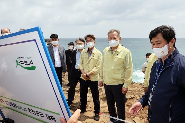 [서울=뉴시스] 이상민 행정안전부 장관이 지난 11일 오전 제주도 서귀포시 큰엉 해변 인근 올레길을 찾아 현장 점검을 하고 있다. 2022.06.11. photo@newsis.com *재판매 및 DB 금지