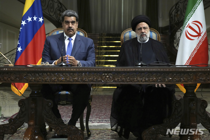 [테헤란= AP/뉴시스]에브라힘 라이시 이란대통령과 니콜라스 마두로 베네수엘라 대통령인 11일 정상회담에서 20년간의 협력에 대한 합의를 마치고 공동기자회견을 하고 있다.  