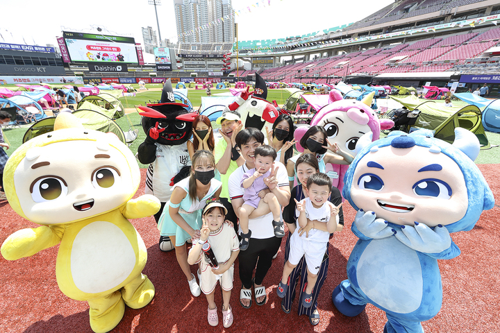 [서울=뉴시스] KT 키즈랜드가 수원KT위즈파크에서 야구장 캠핑 ‘키즈랜드 그라운드 캠핑’을 열었다. (사진=KT 제공) 2022.6.12&nbsp; *재판매 및 DB 금지