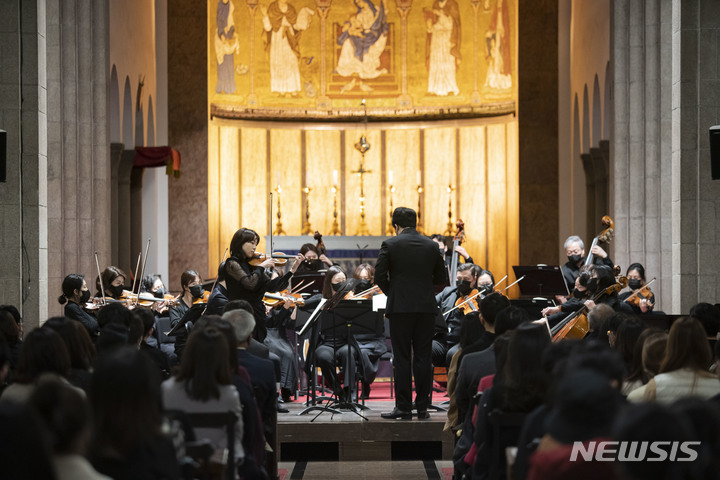 [서울=뉴시스] 서울시립교향악단이 30일 오후 7시30분 '퇴근길 토크 콘서트 II: 여름 스케치'를 대한성공회 서울주교좌성당에서 개최한다. 사진은 올해 3월24일 열린 공연(데이비드 이 지휘, 주연경 협연). (사진=서울시립교향악단 제공) 2022.06.12. photo@newsis.com *재판매 및 DB 금지
