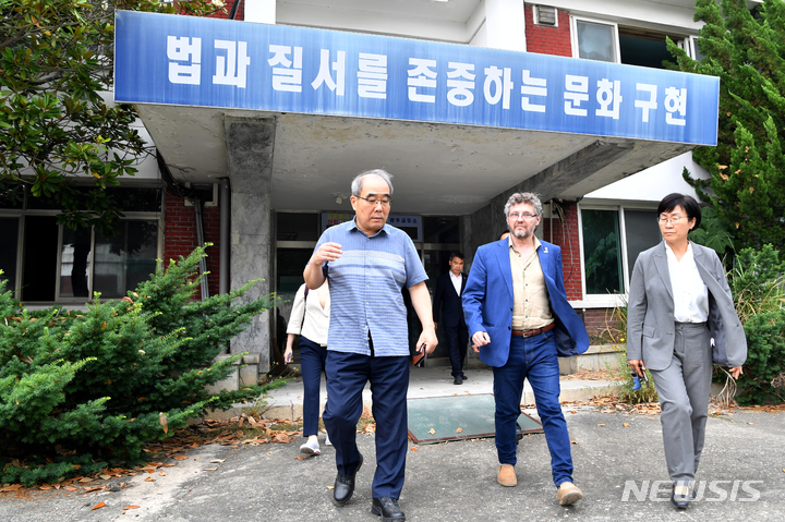 [광주=뉴시스] 이영주 기자 = 12일 파비앙 살비올리 유엔 진실·정의·배상·재발 방지 특별보고관이 5·18민주화운동 당시 광주에 투입됐던 계엄군의 암매장 만행이 이뤄진 북구 각화동 옛 광주교도소를 방문하고 있다. 2022.06.12. leeyj2578@newsis.com