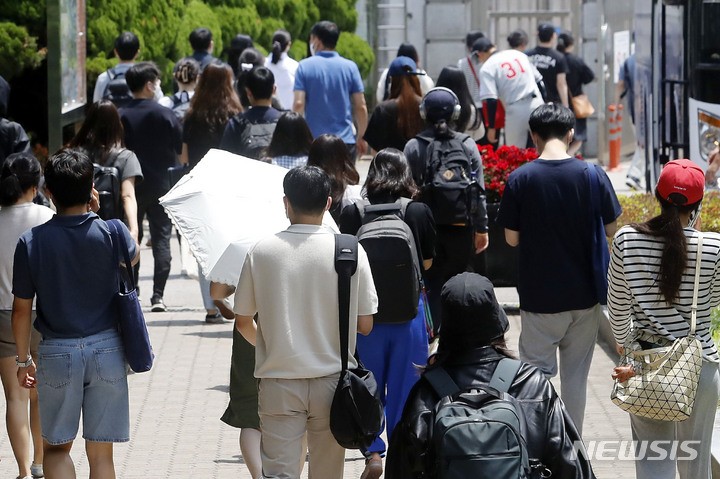 [서울=뉴시스] 토익 시험 응시생들이 시험을 마치고 귀가하고 있다. (사진=뉴시스 DB). photo@newsis.com