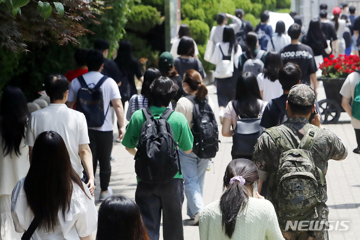 [서울=뉴시스] 토익 시험 응시생들이 시험을 마치고 귀가하고 있다. (사진=뉴시스 DB). photo@newsis.com