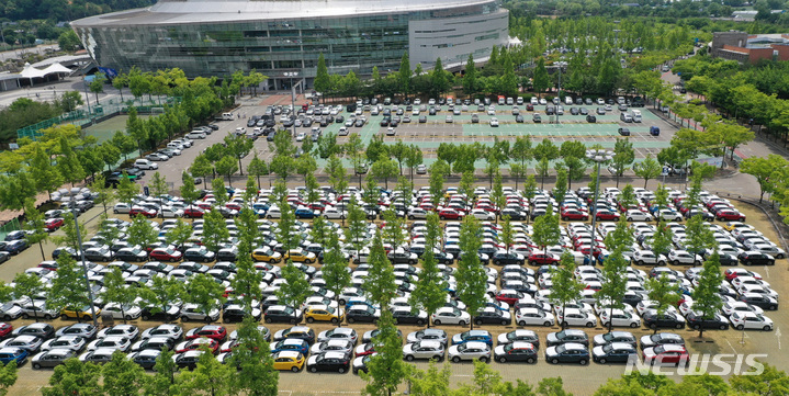 [광명=뉴시스] 김종택기자 = 화물연대 파업으로 물류운송에 차질을 빚고 있는 12일 오후 경기도 광명시 광명스피돔 주차장에 항구로 옮기지 못한 수백대의 기아자동차 수출용 차량들이 가득 세워져 있다. 화물연대의 총파업 엿새째인 이날 오후 정부와 화물연대는 정부세종청사에서 4차 교섭에 들어갔다. 2022.06.12. jtk@newsis.com
