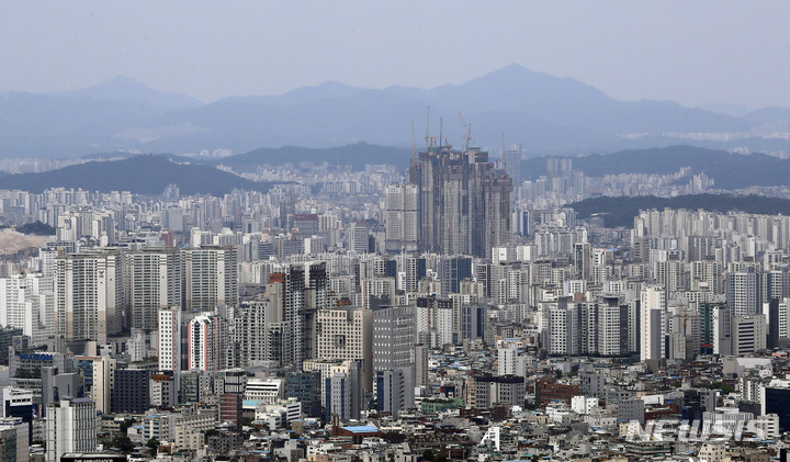 [서울=뉴시스] 최동준 기자 = 서울 아파트 매수심리가 5주 연속 위축되고 있다. 한국부동산원 주간 아파트가격 동향에 따르면 6월 첫째 주(6일 기준) 서울 아파트 매매수급지수는 89.4로 지난주 90.2보다 0.8포인트 빠졌다. 지난달 9일부터 하락곡선을 그리기 시작해 5주 연속 내림세다. 사진은 12일 서울 남산에서 바라본 아파트 단지 모습. 2022.06.12. photocdj@newsis.com