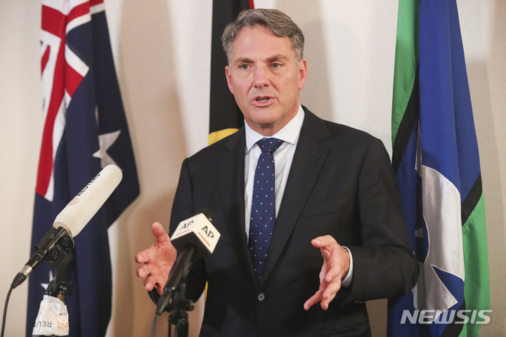 [싱가포르=AP/뉴시스] 아시아안보회의(샹그릴라 대화) 참석차 싱가포르를 방문 중인 리처드 말스 호주 부총리 겸 국방장관이 12일 기자회견에서 발언하고 있다. 2022.06.12 