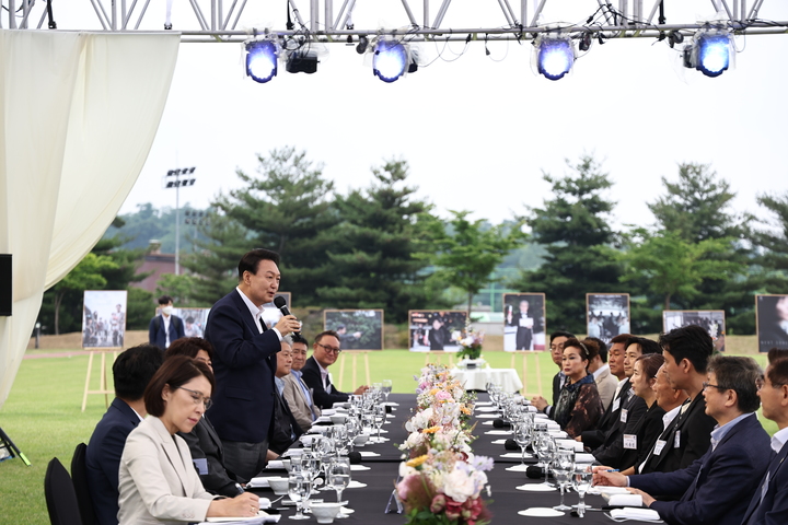 [서울=뉴시스] 윤석열 대통령이 지난 12일 서울 용산 대통령실 잔디광장에서 열린 칸 영화제 수상기념 영화 관계자 초청 리셉션 및 만찬에서 발언하고 있다. (사진=대통령실 제공) 2022.06.12. photo@newsis.com