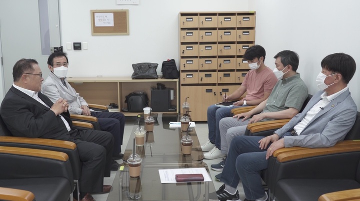 [서울=뉴시스] 김용문 창업진흥원장(오른쪽 첫번째)이 히포티앤씨를 방문해 정태명 대표(왼쪽 첫번째)로부터 CES 2022 소감 및 건의사항을 청취하고 있다. (사진=창업진흥원 제공) 2022.06.13. photo@newsis.com *재판매 및 DB 금지