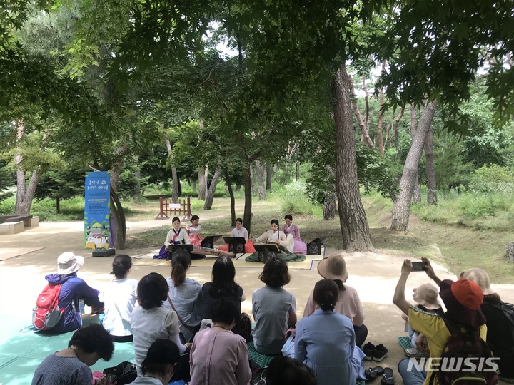 [서울=뉴시스] 문화재청 궁능유적본부 조선왕릉동부지구관리소가 15~16일 사릉에서 역사 이야기와 숲길 탐방, 염색 체험, 음악 감상을 내용으로 하는 '사릉으로 힐링하러 올래?' 행사를 개최한다. 사진은 2019년 행사. (사진=문화재청 제공) 2022.06.13. photo@newsis.com *재판매 및 DB 금지