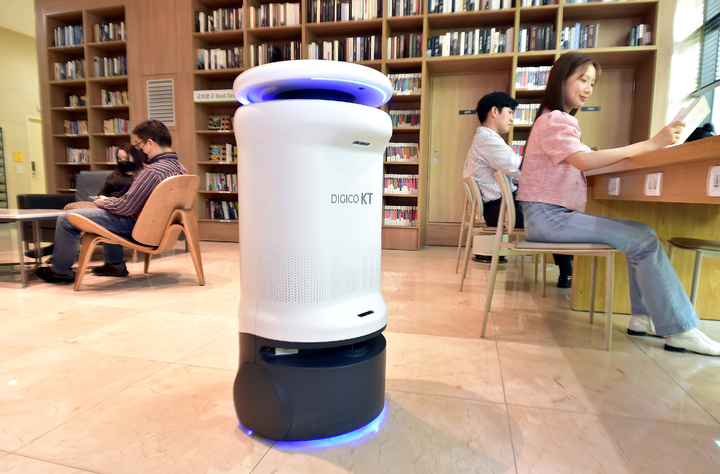 KT에스테이트가 개발, 운영하는 리마크빌에 입주민의 건강한 주거환경 제공을 위해 AI방역로봇을 배치하고 1층 로비 및 공용공간의 살균, 방역 서비스를 제공하고 있다. (사진 제공=KT에스테이트) *재판매 및 DB 금지