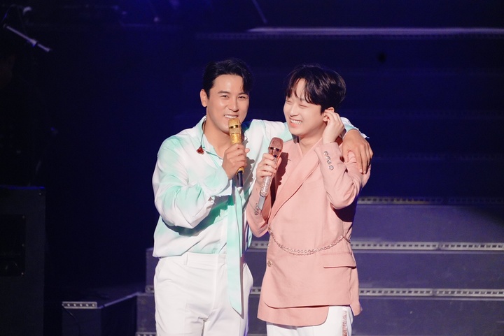 [서울=뉴시스] 장민호·이찬원 민원만족 부산 콘서트 사진. 2022.06.13. ((주)대박기획·(주)에스이십칠 제공) photo@newsis.com *재판매 및 DB 금지