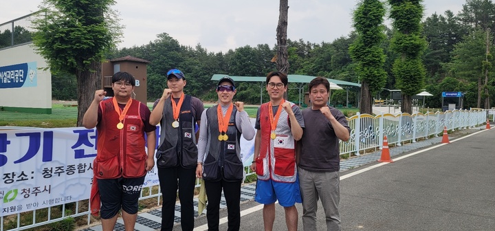 [울산=뉴시스] 박수지 기자 = 울산시 북구청 사격팀은 제38회 회장기 전국사격대회에서 클레이 부문 종합우승을 차지했다. 왼쪽부터 김덕훈, 김수영, 안대명, 박준영 선수, 이종석 감독. 2022.06.13. (사진=북구청 제공) photo@newsis.com *재판매 및 DB 금지