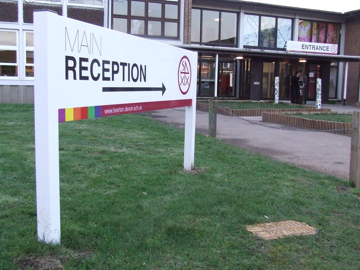 [서울=뉴시스] 영국 잉글랜드 남서부 데번주에 있는 티버튼 고등학교다. 티버튼 고등학교는 오는 9월부터 전교생 바지 교복 정책을 시행한다. (사진=티버튼 고등학교 페이스북 갈무리) 2022.06.13. *재판매 및 DB 금지