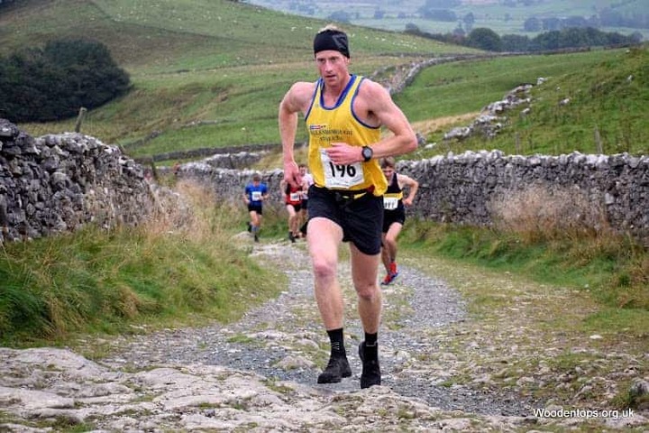 [서울=뉴시스]37살의 영국 소방관이 말과의 경주에서 말보다 빨리 달려 우승, 화제가 되고 있다. 릭키 라이트포트는 11일 정해진 코스없이 지도와 나침반에만 의존해 22.5마일(36㎞)를 달리는 '펠 러닝' 대회에서 2시간22분23초의 기록으로 우승, 말들 가운데 1위를 한 말보다도 2분 이상 빨리 결승선을 통과했다. <사진 출처 : 컴브리아크랙닷컴> 2022.6.13