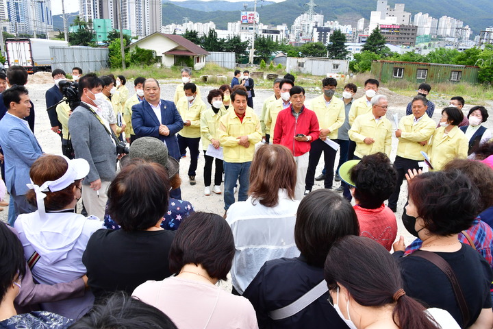 [양산=뉴시스] 안지율 기자 = 나동연 양산시장 당선인과 인수위원들이 13일 인수위 출범 후 첫 현장 방문지로 경남 양산시 웅상지역 주요 사업장을 방문해 현황파악과 시민들의 목소리를 청취하고 있다.. (사진=양산시 제공) 2022.06.13. photo@newsis.com *재판매 및 DB 금지