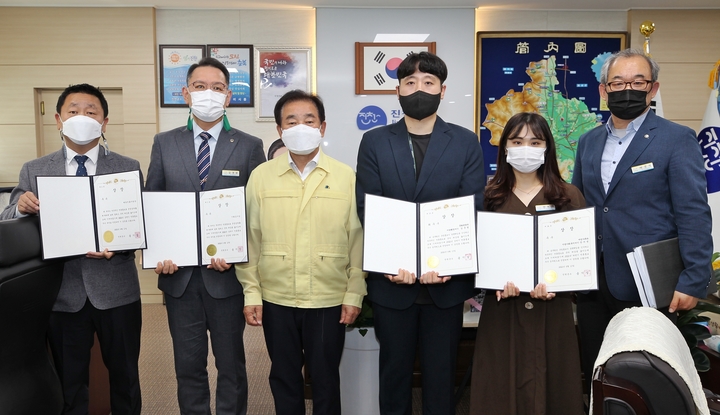 [진천=뉴시스] 상반기 언론 홍보 우수직원과 부서 시상식. (사진=진천군 제공) photo@newsis.com *재판매 및 DB 금지