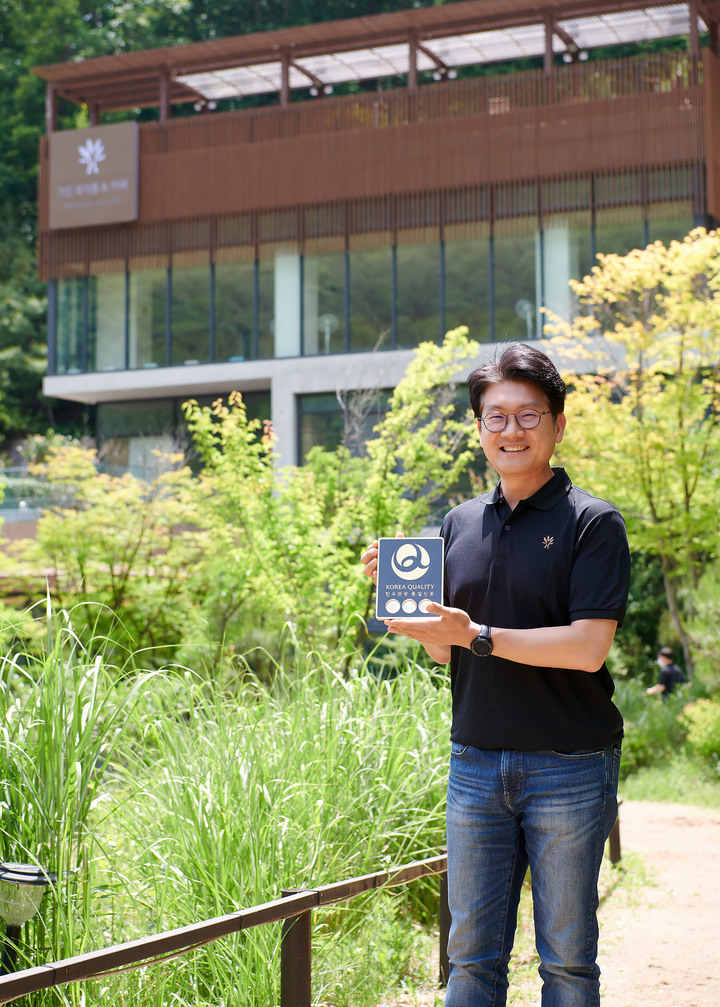 ‘한국관광 품질인증서’를 들고 있는 선마을 심우섭 본부장 *재판매 및 DB 금지