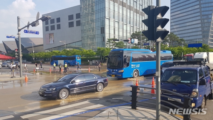 [인천=뉴시스] 이루비 기자 = 13일 인천 연수구 송도국제도시 쉐라톤그랜드 호텔 앞 도로에서 상수도 배관이 파열돼 도로가 물에 잠겼다. (사진=인천소방본부 제공)