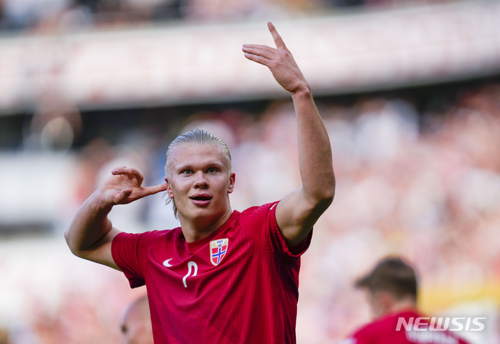 [오슬로=AP/뉴시스} 노르웨이 스트라이커 엘링 홀란드가 13일(한국시간) 노르웨이 오슬로에서 열린 스웨덴과 2021~22 UEFA 네이션스리그 경기에서 골을 넣은 뒤 세리머니를 하고 있다. 2022.06.13.